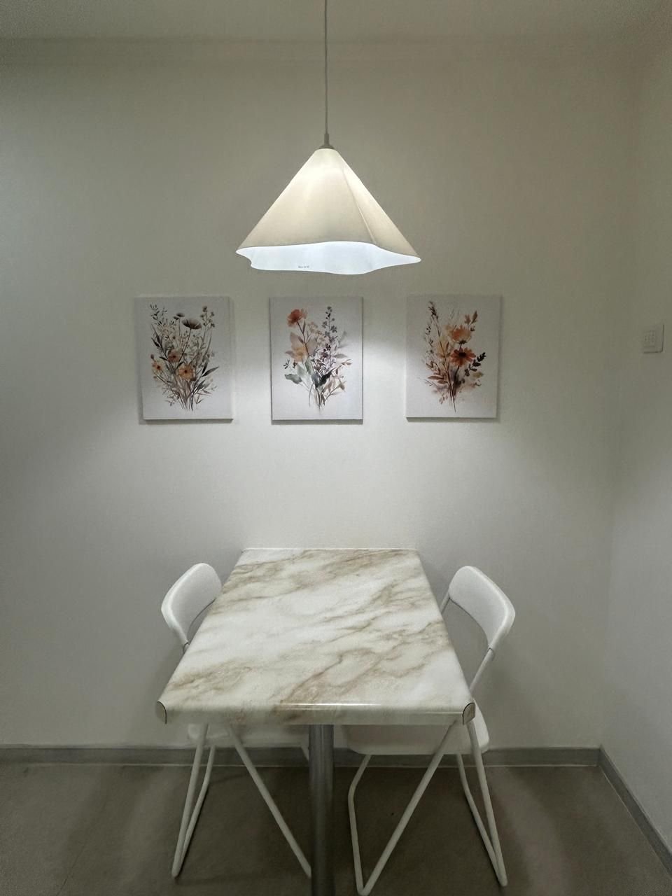 Comedor con mesa y lámpara colgante