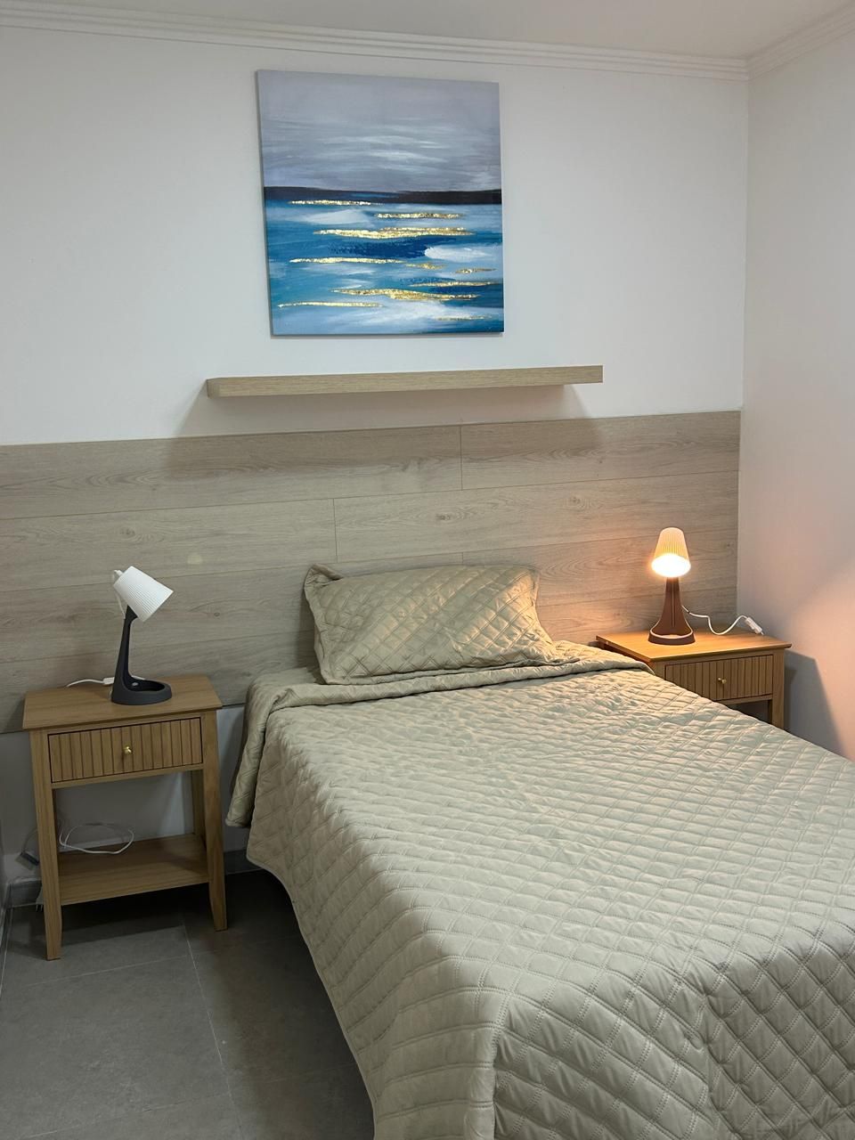 Dormitorio con cama y veladores