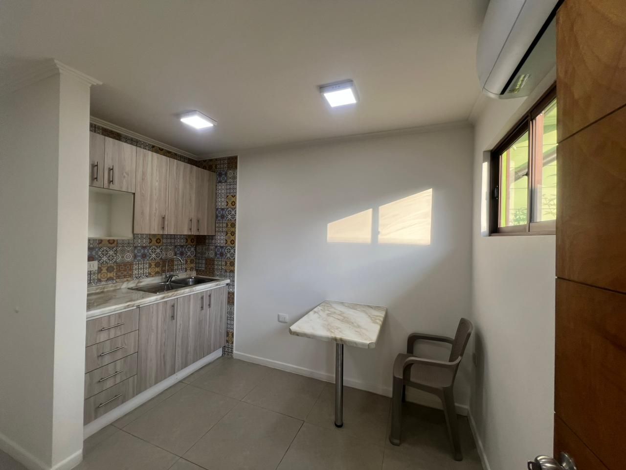 Interior del estudio con kitchenette