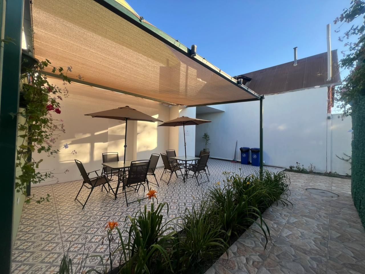 Terraza con pérgola de Senna Requínoa