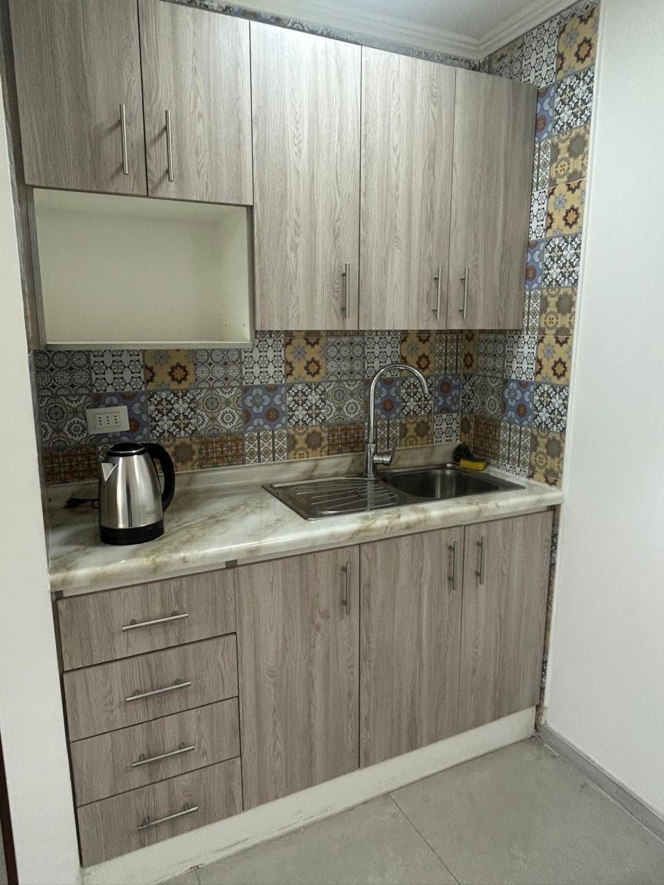 Kitchenette equipada con muebles
