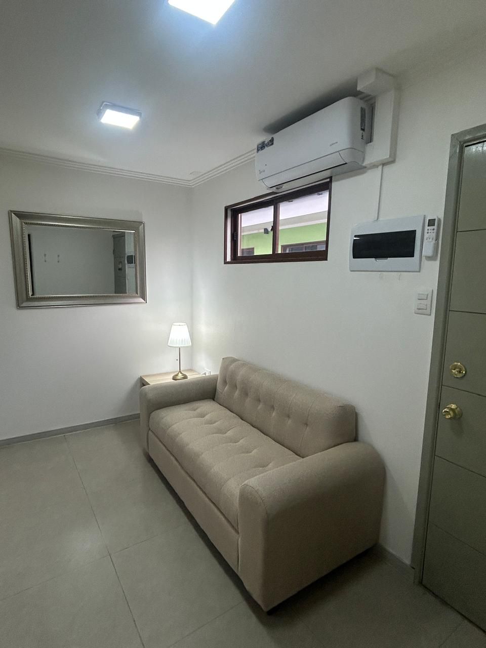Sala de estar con sofá