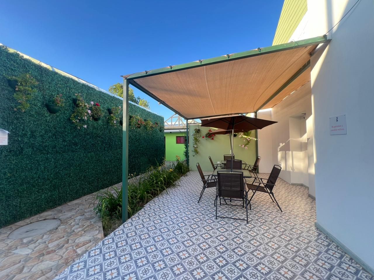 Pasillo exterior con jardín vertical
