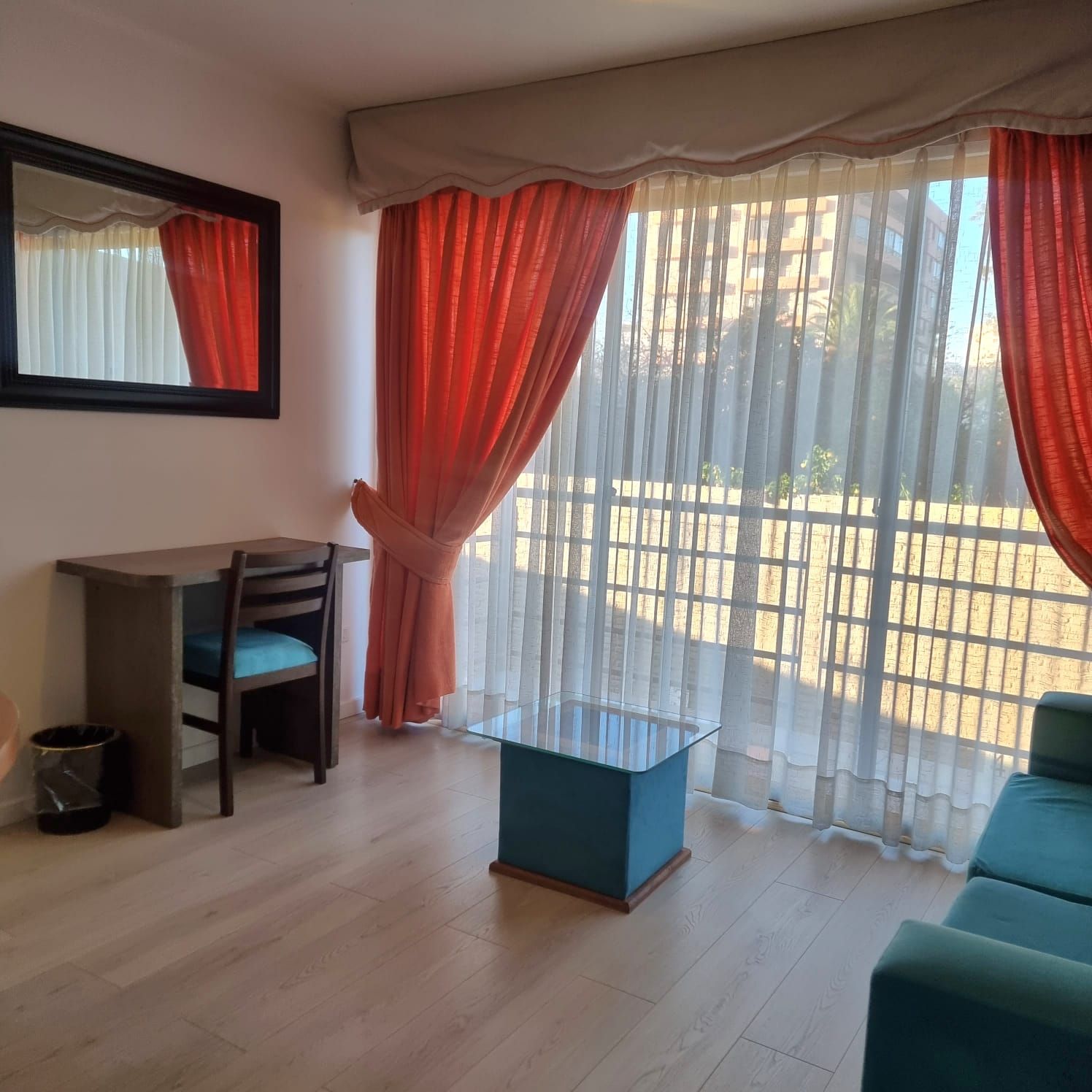 Escritorio con luz natural