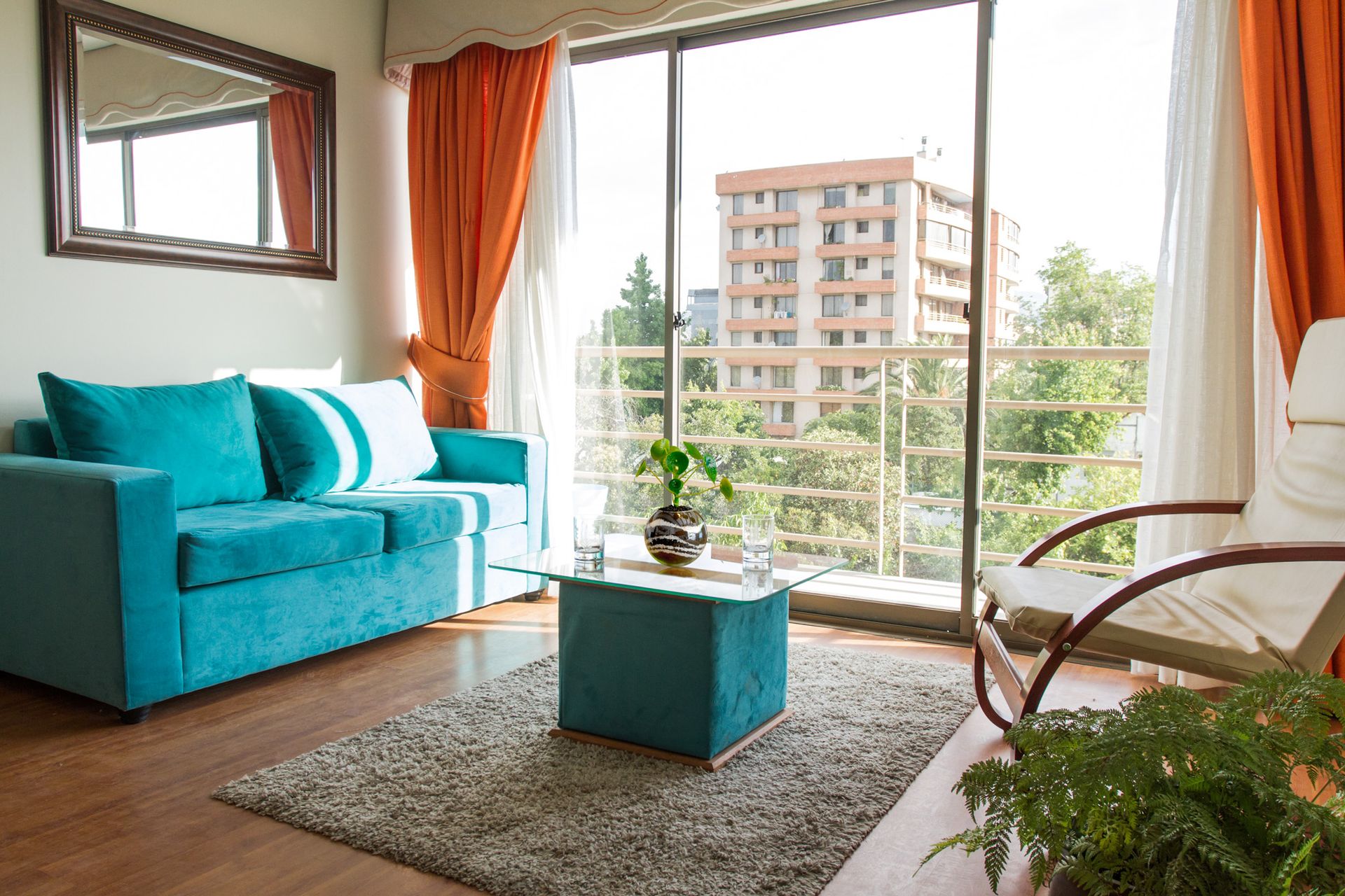 Living de una suite Senna con vista a Rancagua