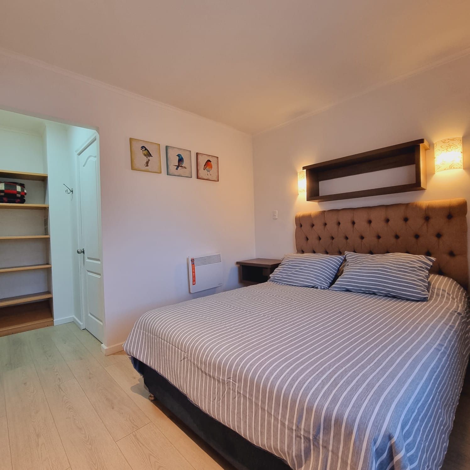 Dormitorio con cama de hotel
